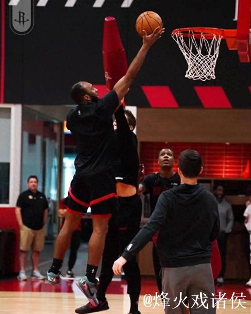严阵以待!火箭社媒晒火箭球员进行赛前热身的花絮视频 严阵以待!火箭社媒晒火箭球员进行赛前热身的花絮视频